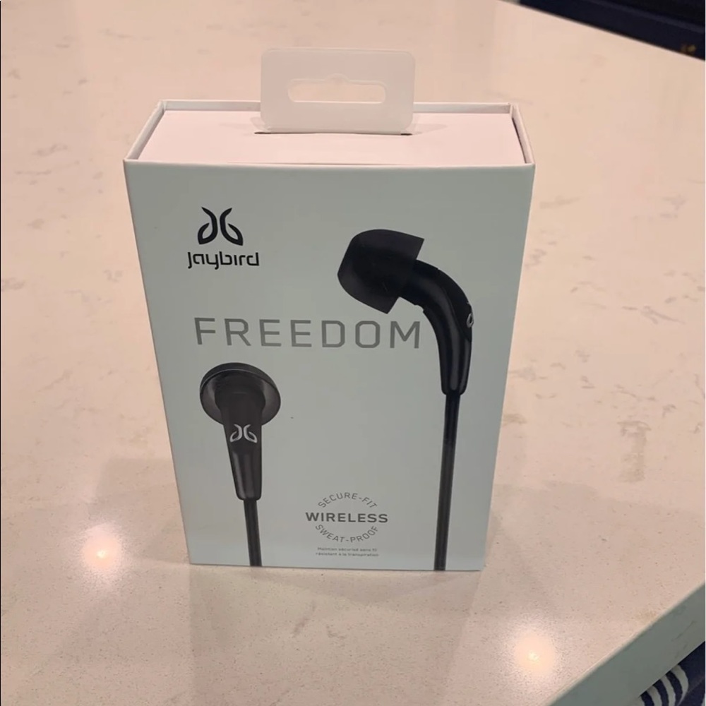Wireless earbud headphones